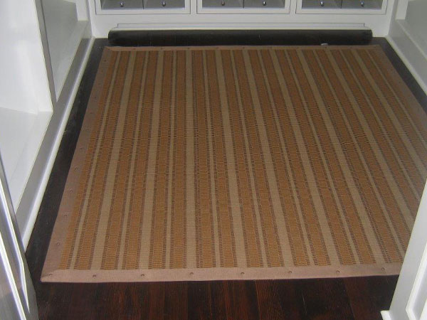 Tissé plat, lès assemblés. Ganse, tapis cloué sur bois